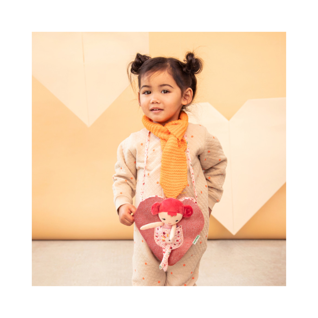 Muñeca Aline con Bolsa en Forma de Corazón