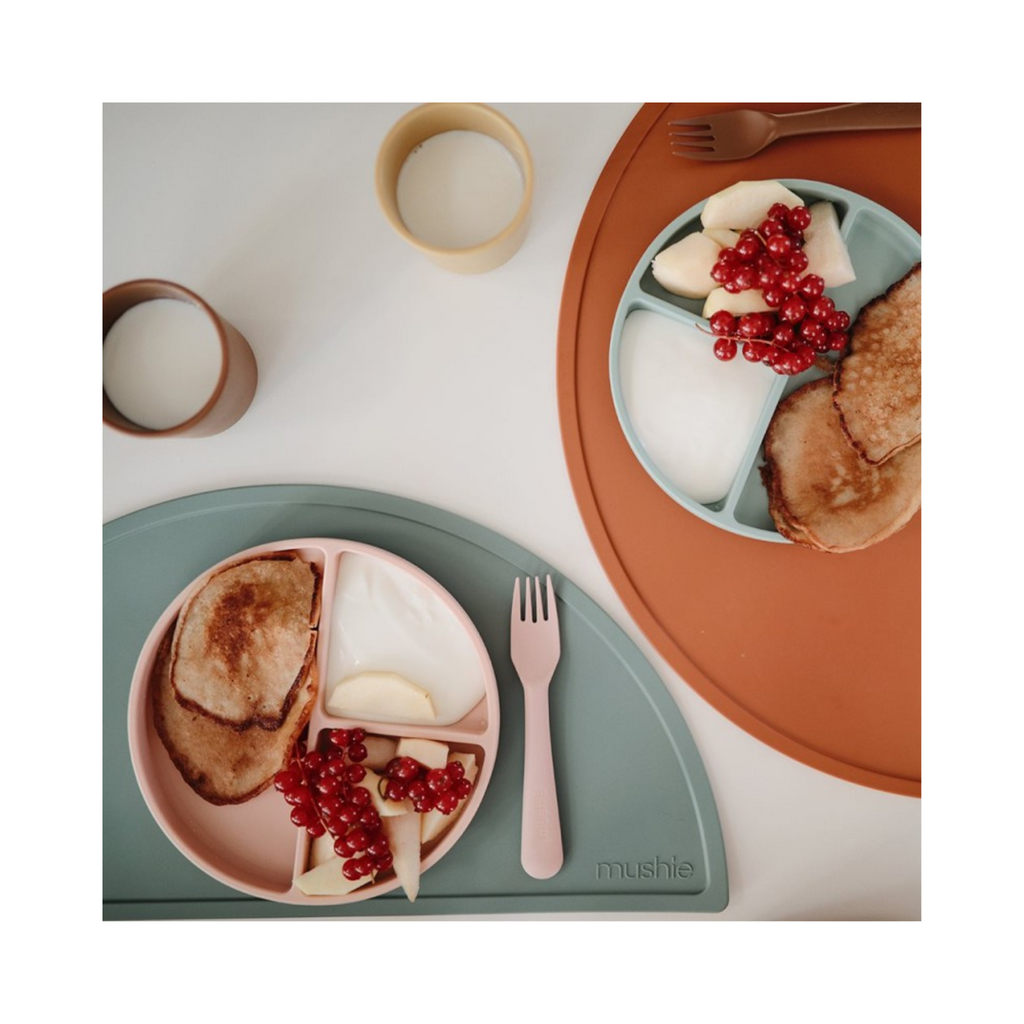 Plato Ventosa con Compartimentos Solid Cambridge Blue – Mushie