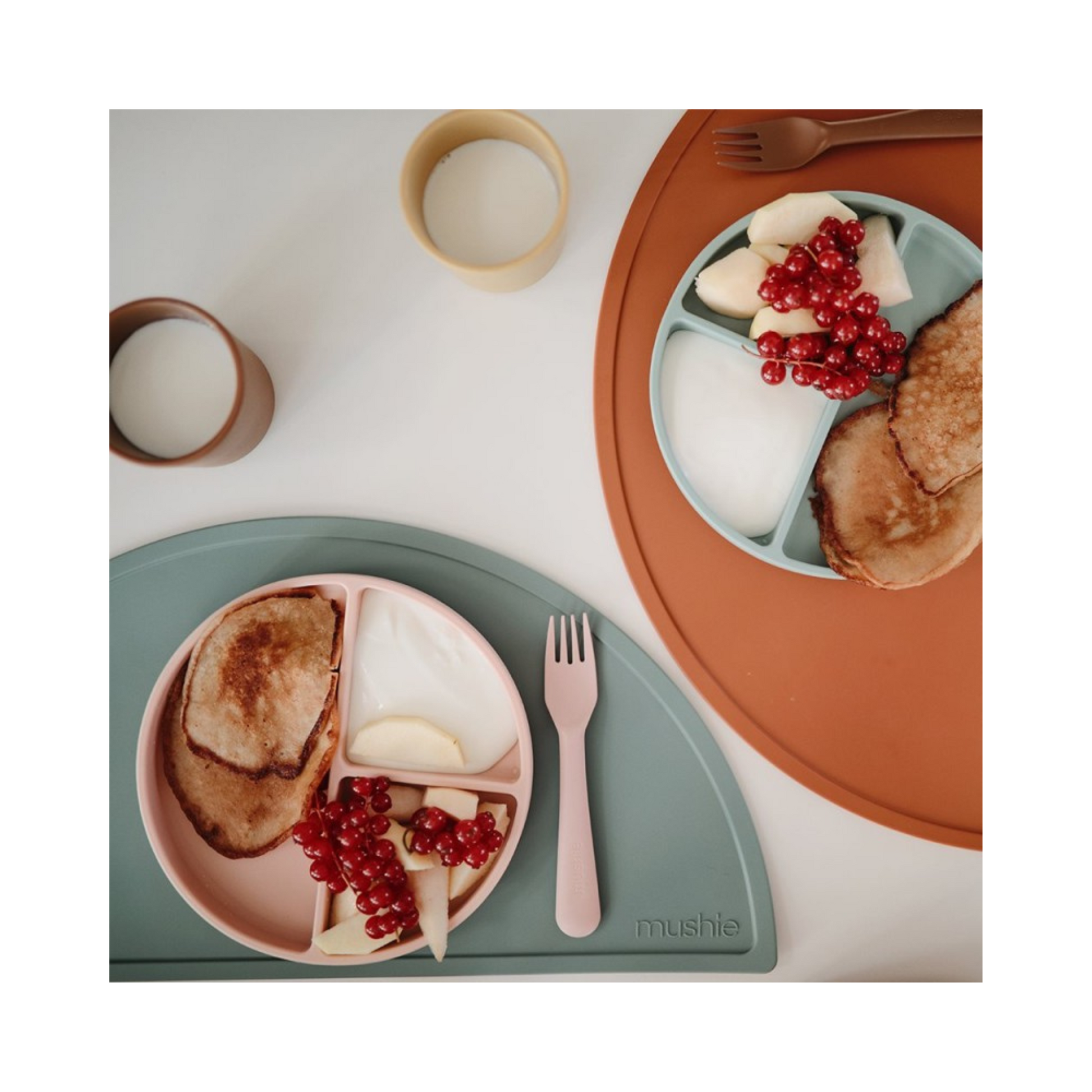 Plato Ventosa con Compartimentos Solid Cambridge Blue – Mushie